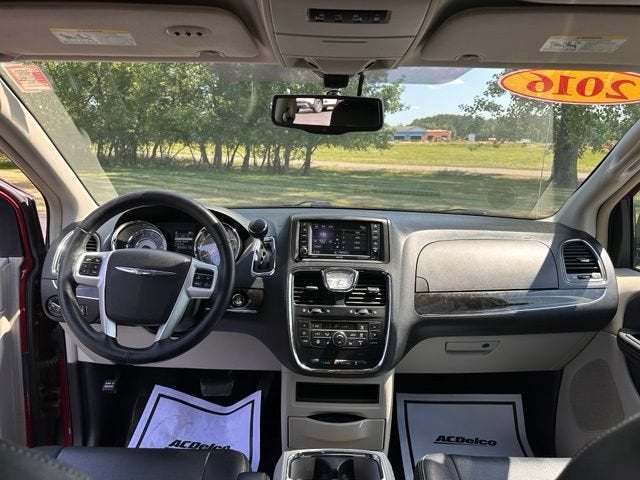 2016 Chrysler Town & Country Touring-L
