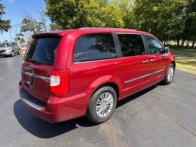 2016 Chrysler Town & Country Touring-L